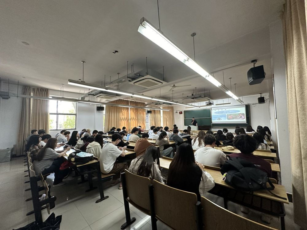 平安陆金所科技集团在南京邮电大学通达学院举办讲座